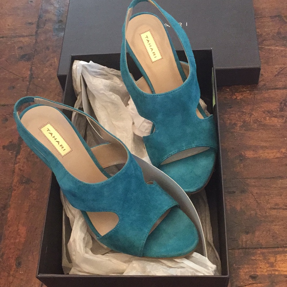 Beautiful Tahari “Whitney” blue suede leather  NIB - Picture 5 of 8